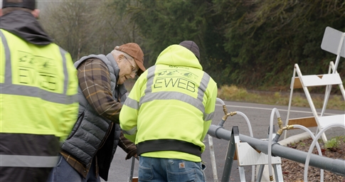 EWEB crews fill water jug for Mapleton resident