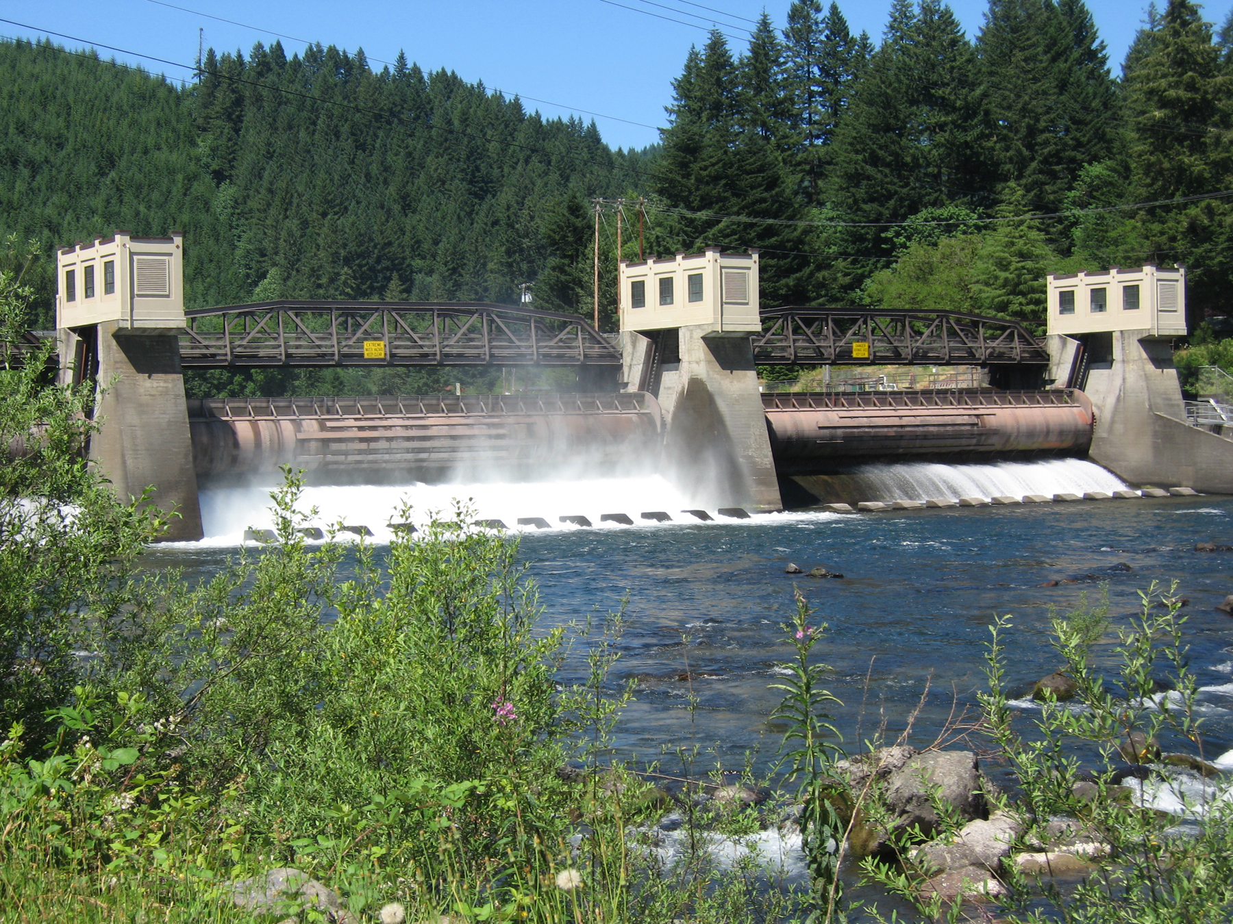 Leaburg dam on McKenzie River