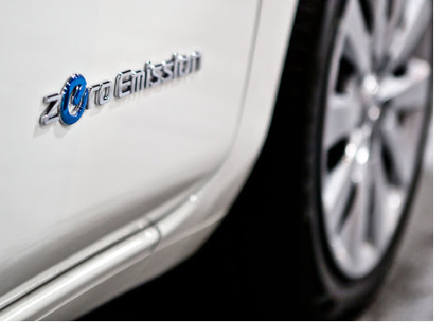 Nissan LEAF zero emission logo