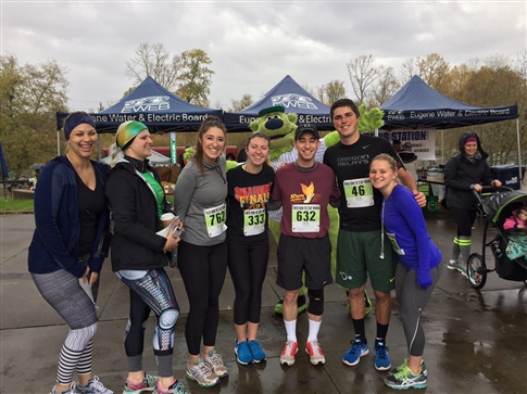 Group of runners and Eugene Ems mascot Sluggo at the 2016 Run to Stay WArm